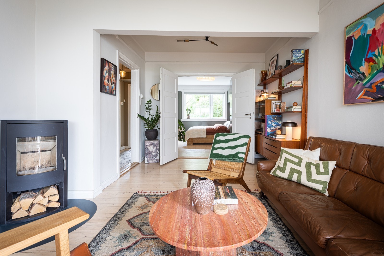 Stue med plass til det du skulle ønske av møblement Galleribilde