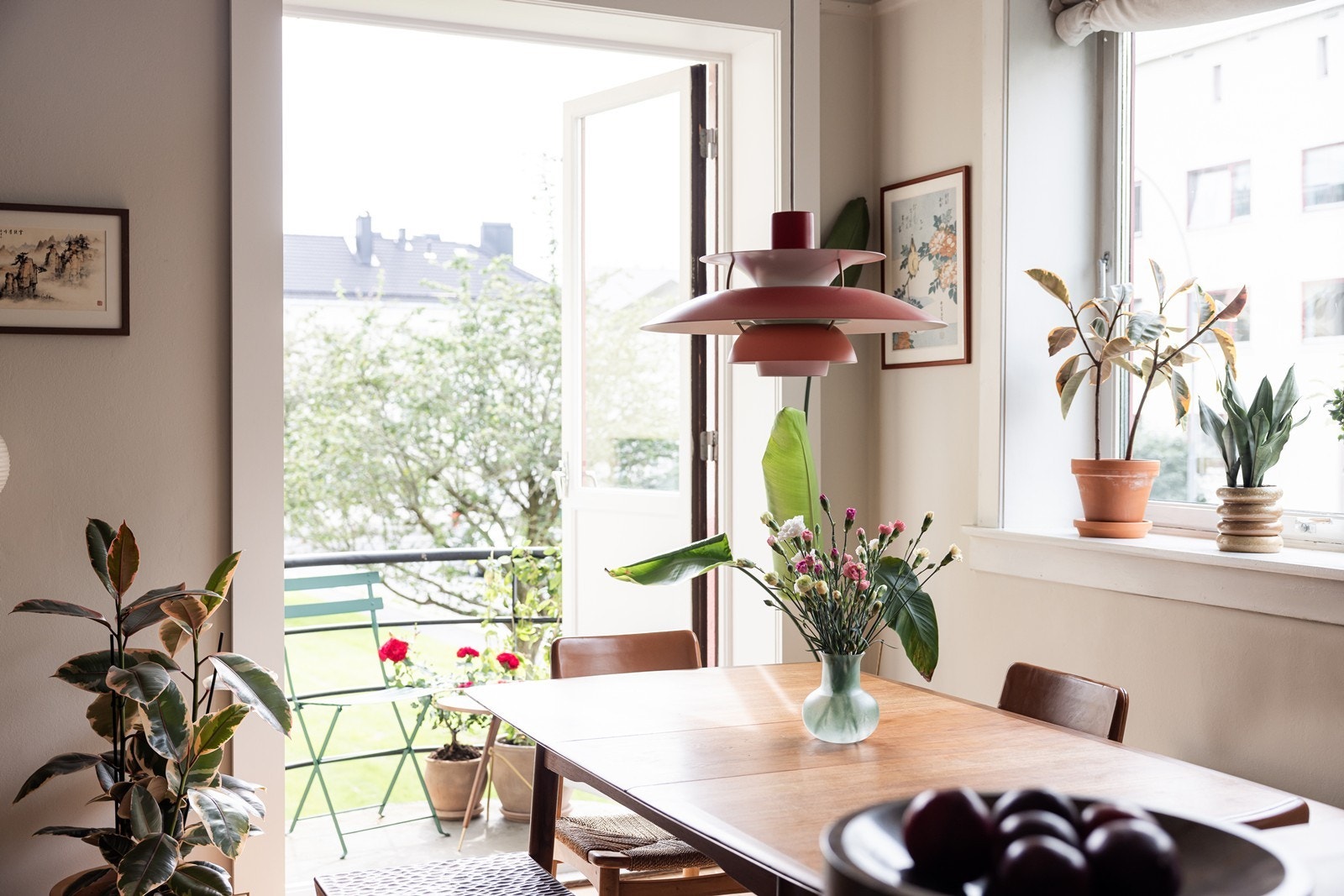 En pen og delikat 3-roms leilighet som ligger i en meget høy 1. etasje med solrik balkong og utsyn mot grøntområde Galleribilde