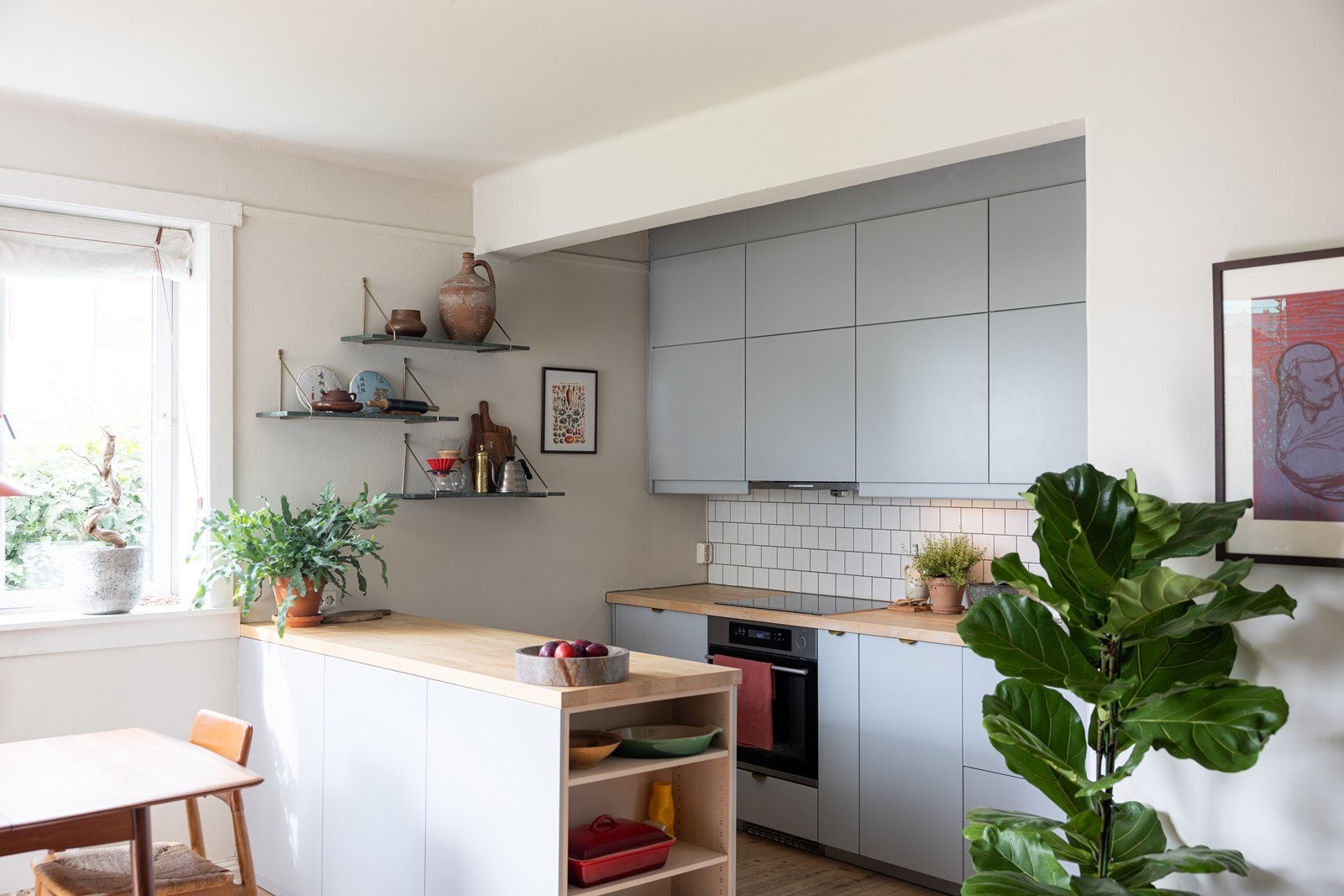 Åpen stue/kjøkkenløsning med plass til stort spisebord Galleribilde