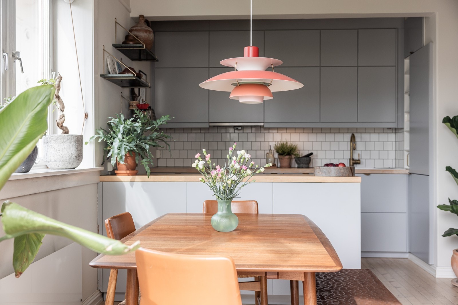 Flott og stilfult kjøkken med kjøkkenøy Galleribilde