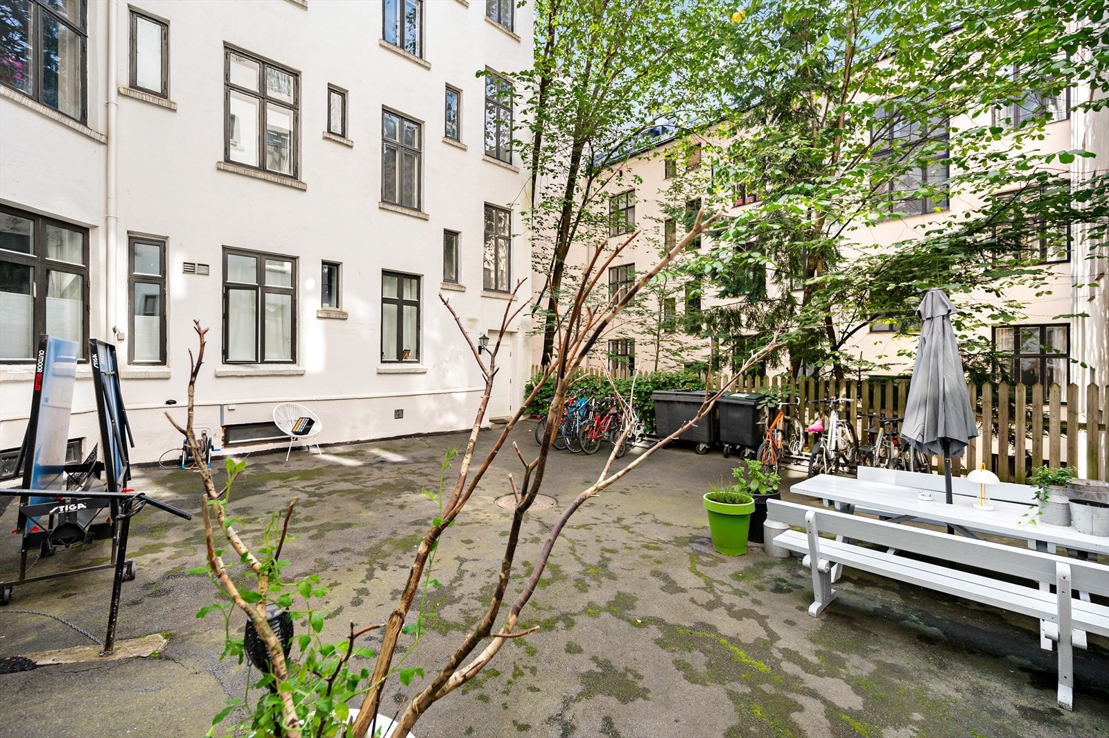 Bakgården Galleribilde