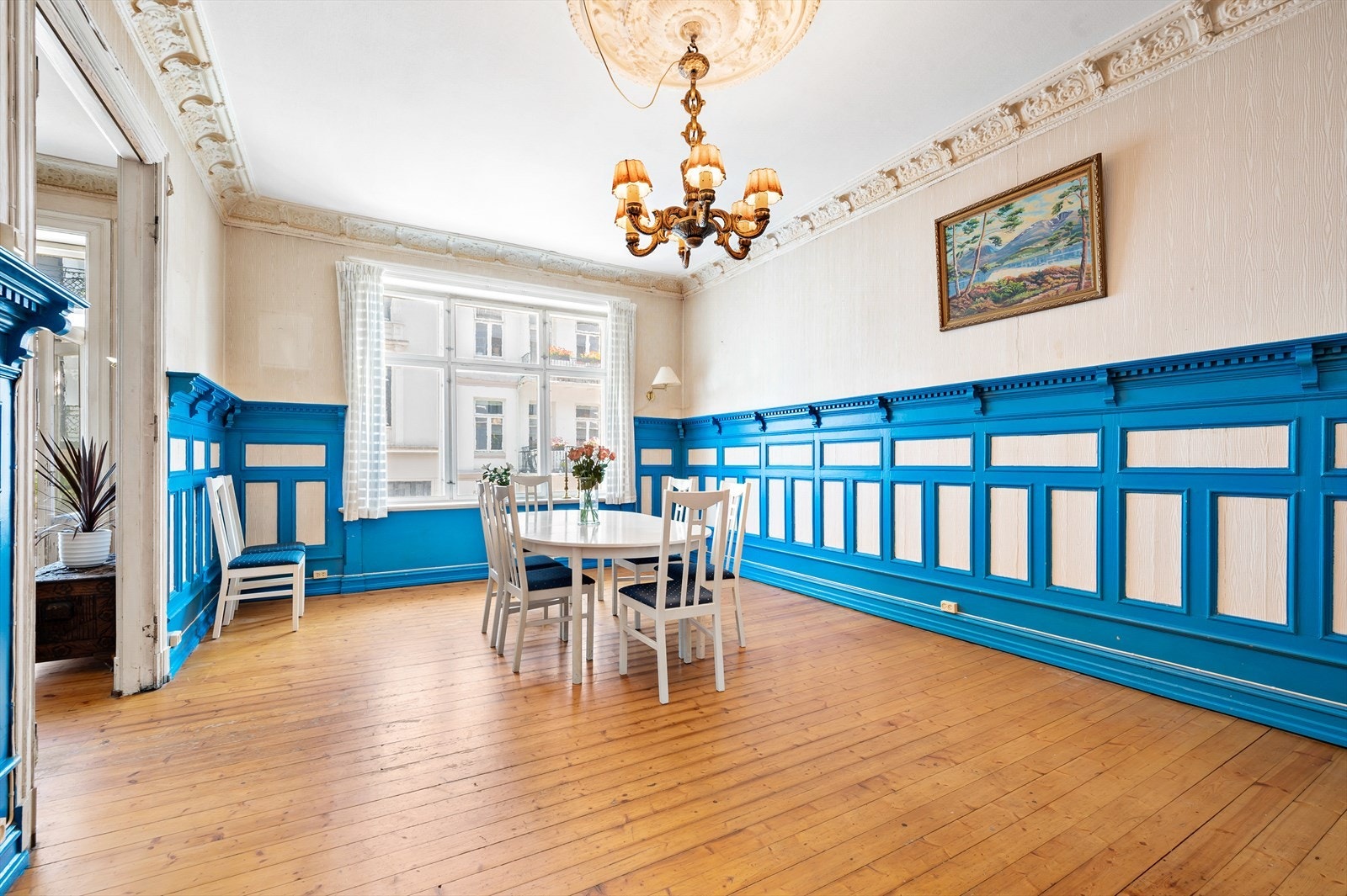 Stor spisestue med rosett og stukatur Galleribilde