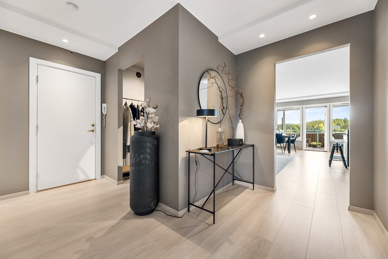 Leiligheten har en stor og innbydende entré, med plass til å henge fra seg yttertøy. Galleribilde