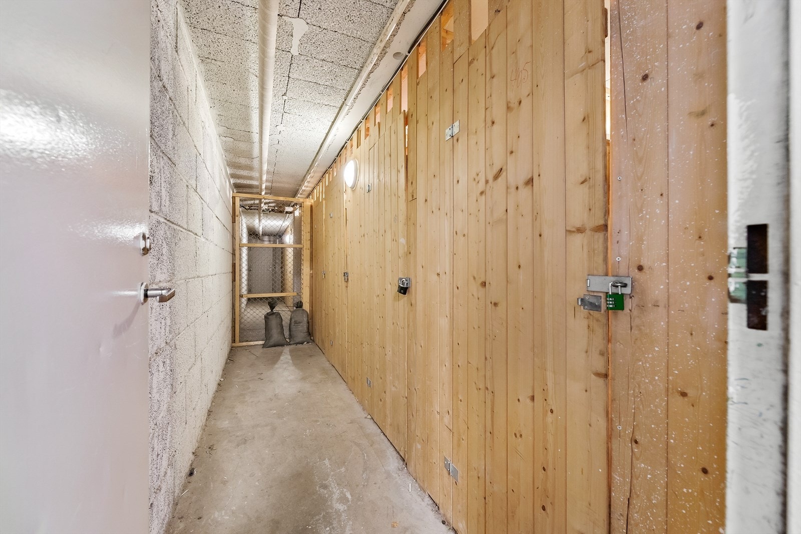 I tillegg disponeres en kjellerbod med ekstra lagringsplass. Galleribilde