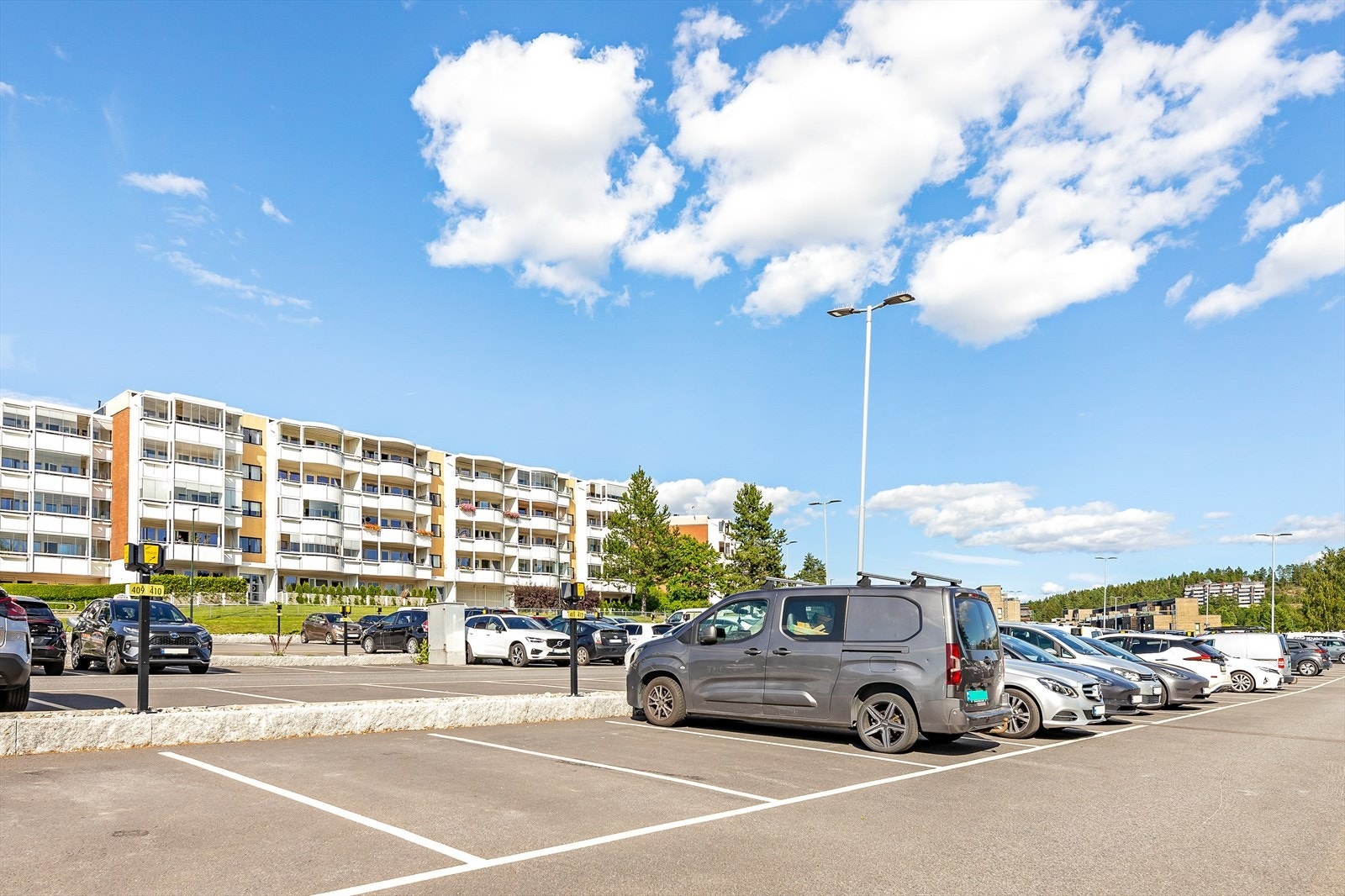 Hver andel disponerer en parkeringsplass. Selger har montert en elbillader på plassen. Galleribilde
