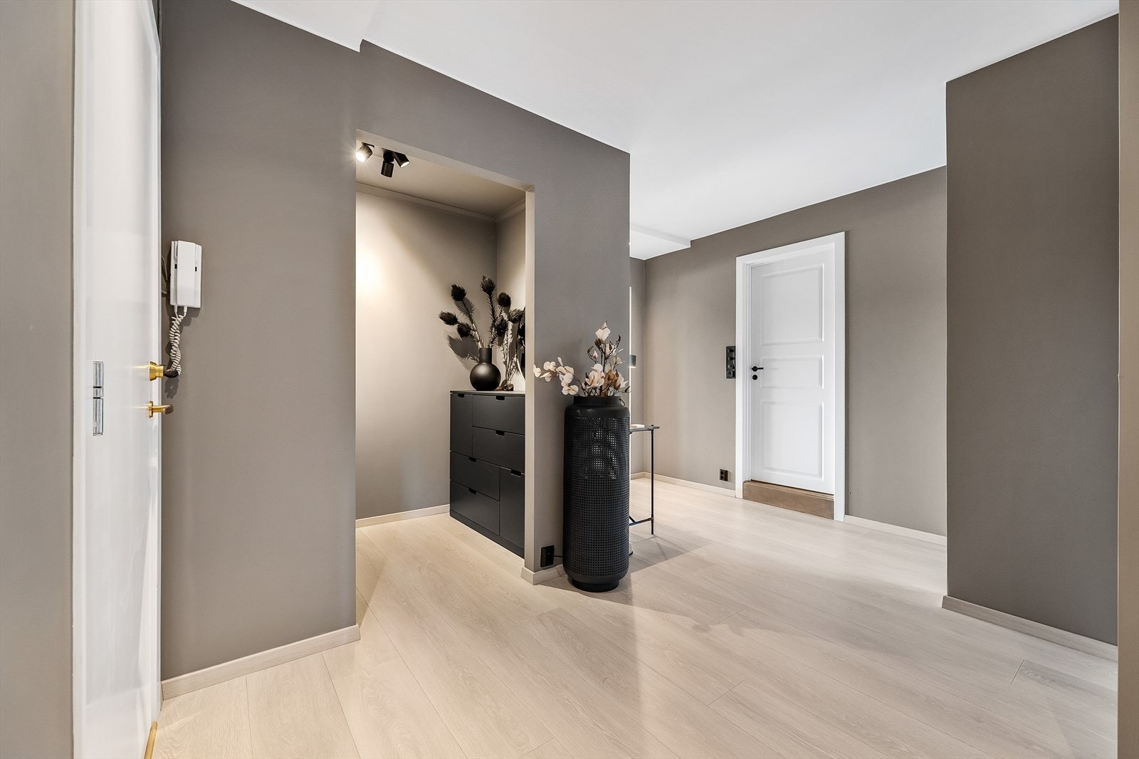 Fra gangen er det inngang til en praktisk innvendig bod, med mye lagringsplass. Galleribilde