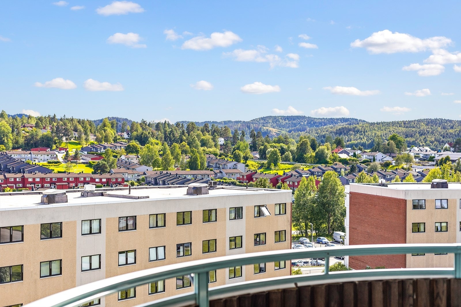 Balkongen er vendt mot borettslagets pent opparbeide fellesarealer. Galleribilde