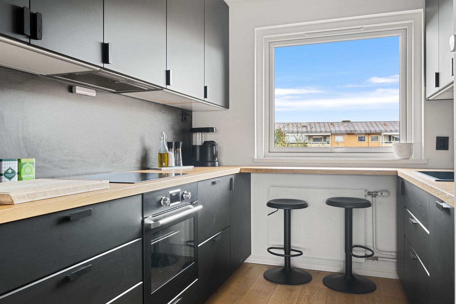 Integrert platetopp, stekeovn og oppvaskmaskin. Avtrekk over kokeplass. Galleribilde