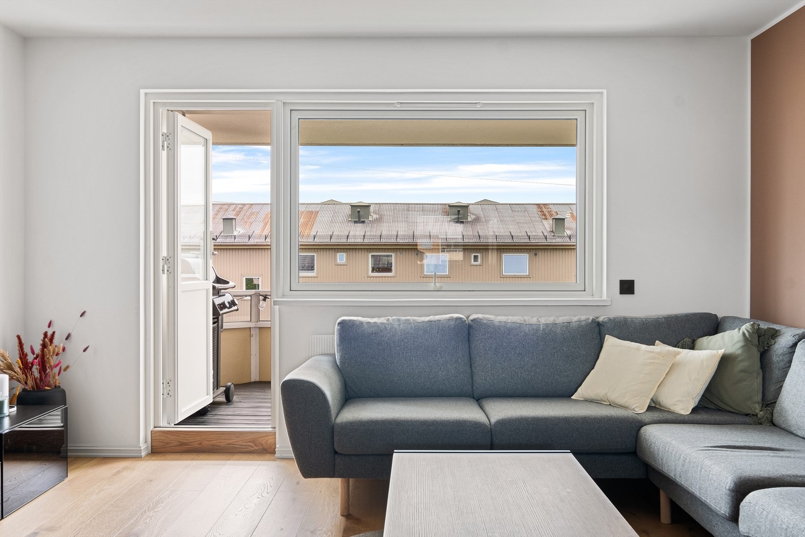 Store vindusflater som gir rikelig med luft og lys i tillegg til utgang til balkong. Galleribilde