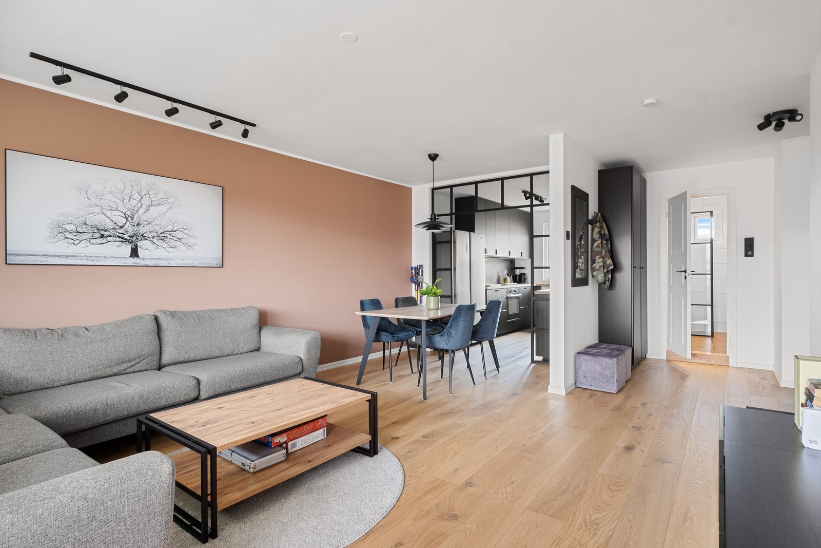 Leiligheten er malt i delikate og tidsriktige farger. Galleribilde