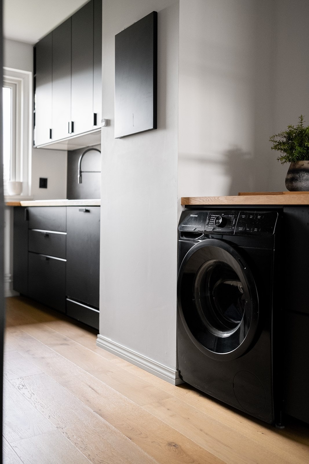 Vaskemaskin er plassert på kjøkkenet. Galleribilde