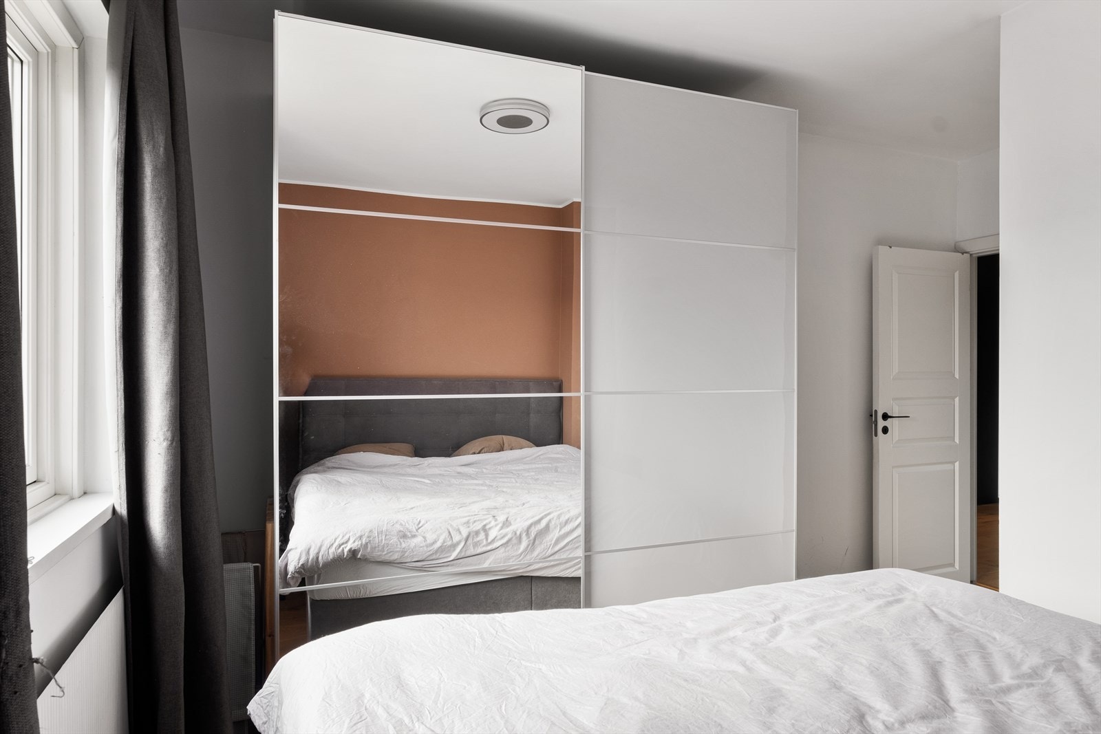 Godt med oppbevaringsplass i skyvedørsgarderobe. Galleribilde