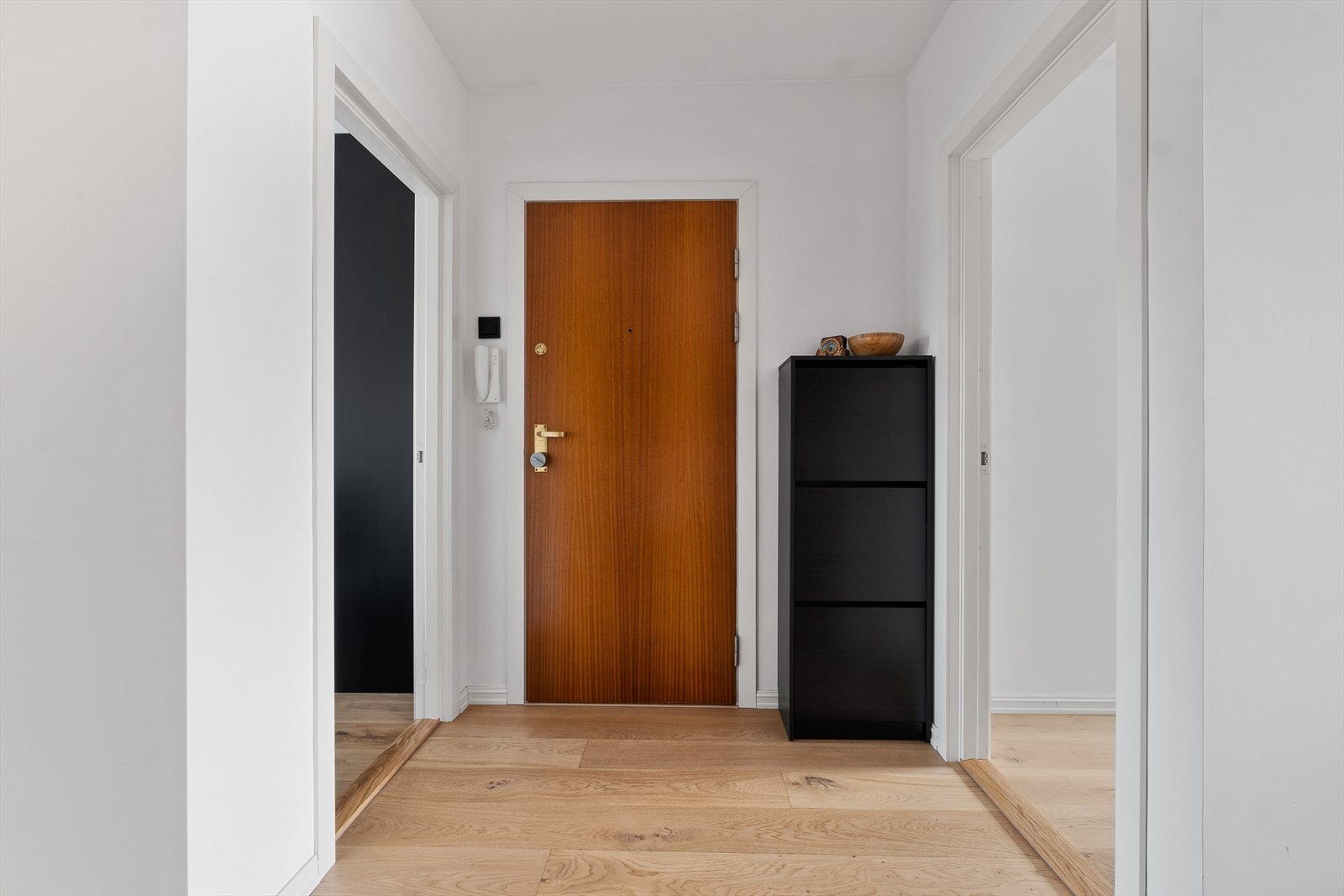Lys og innbydende entré som gir et godt førsteinntrykk av leiligheten. Galleribilde