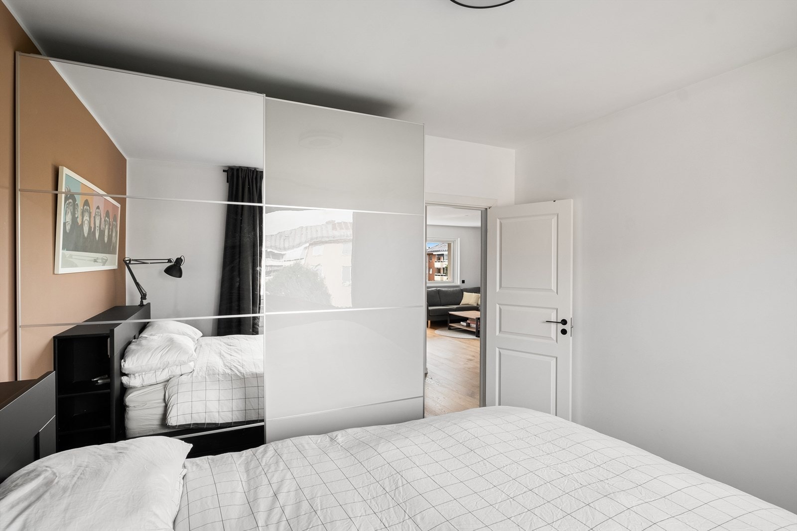 Godt med oppbevaringsplass i skyvedørsgarderobe. Galleribilde