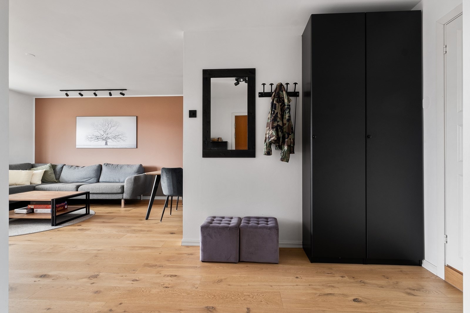 God plass til sko og yttertøy. Galleribilde