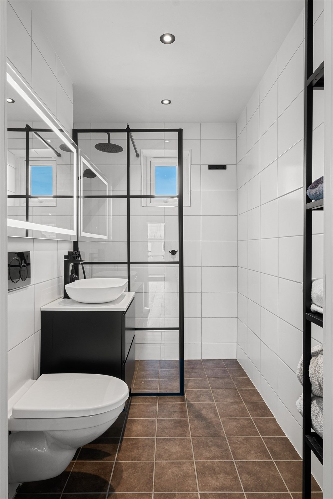 Flislagt baderom fra ca. 2014 med varme i gulvet og downlights i himling. Baderommet ble oppgradert med ny innredning i 2021. Galleribilde