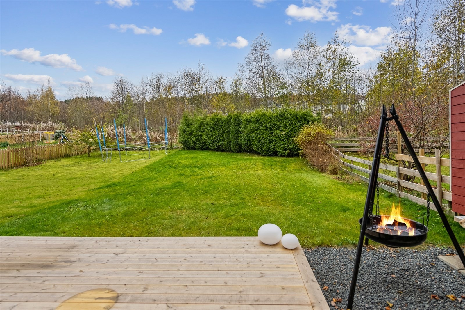 Tomten er felles, men naturlig inndelt, så denne andelen har plenareal og hekkbeplantning. Galleribilde