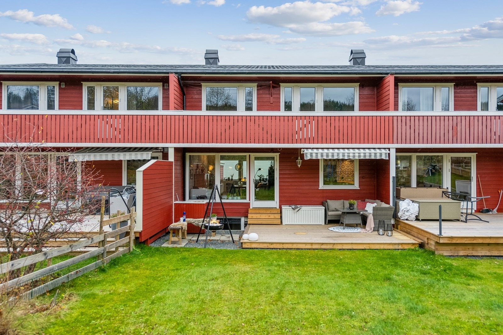 Fra spisestuen er det utgang til terrasse og hage. Galleribilde