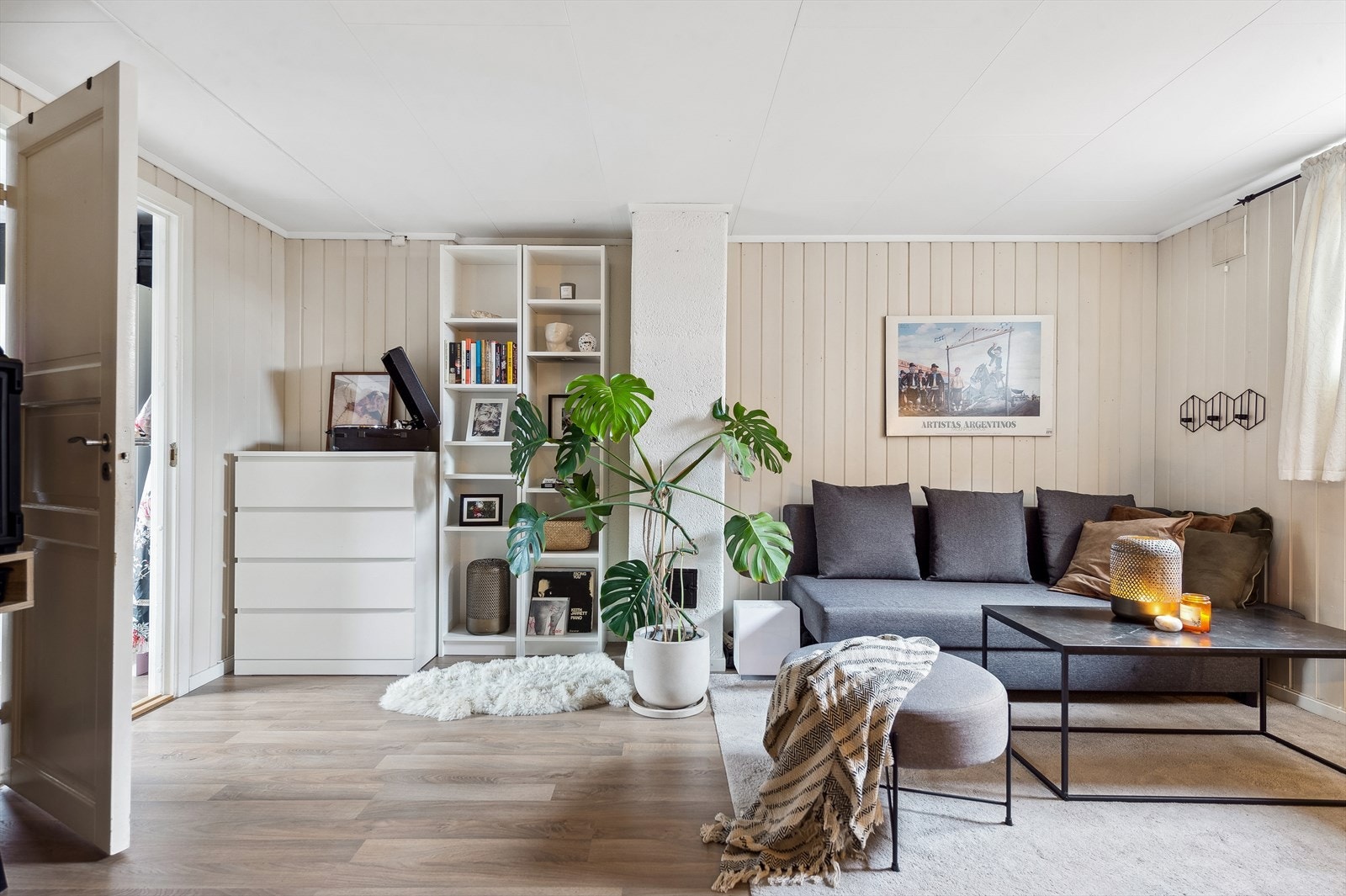 Kjellerstuen har god plass til sofa og annen møblering etter ønske. Galleribilde