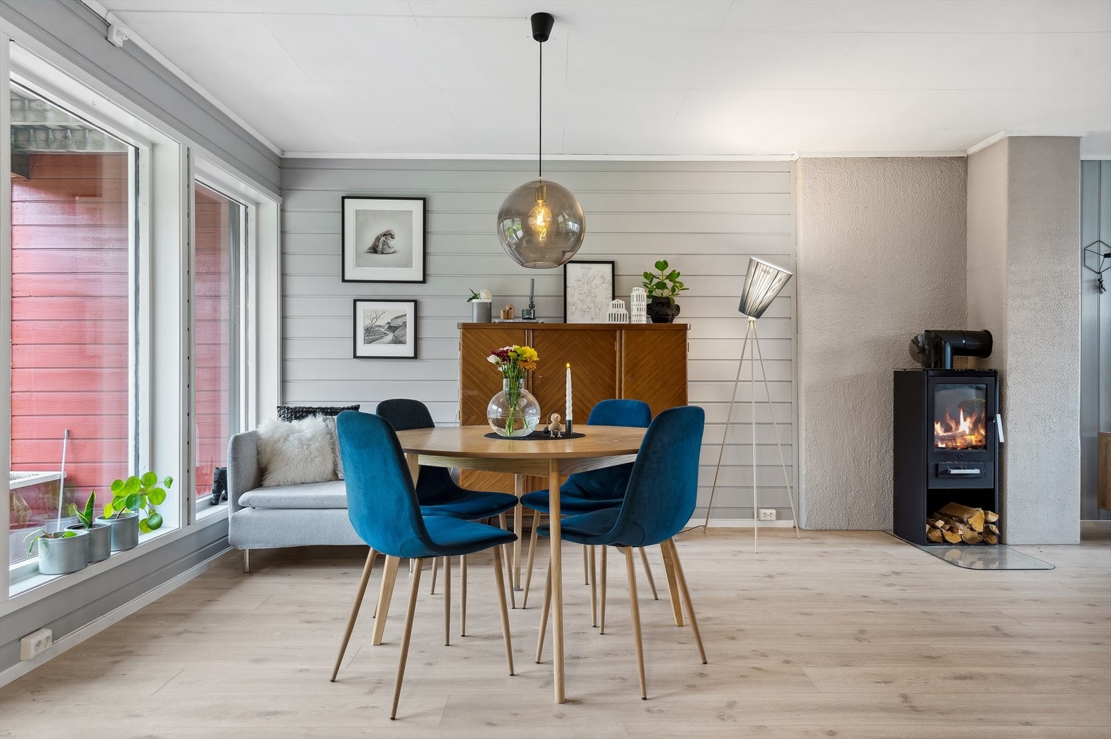 Det er god plass til spisebord mellom stuedelen og kjøkkenet. Galleribilde