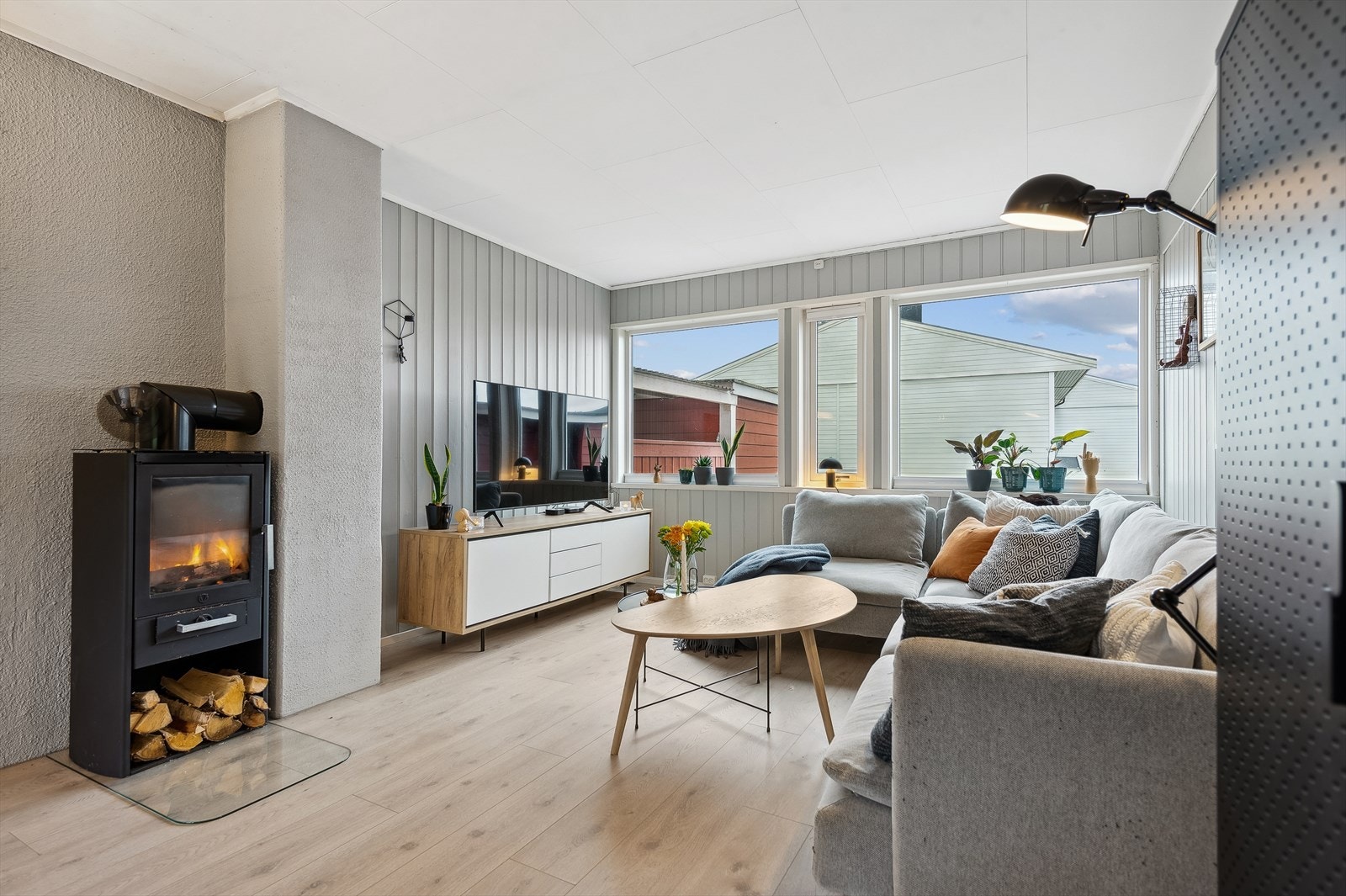 Lys og hyggelig stue med god plass til romslig sofagruppe. Galleribilde