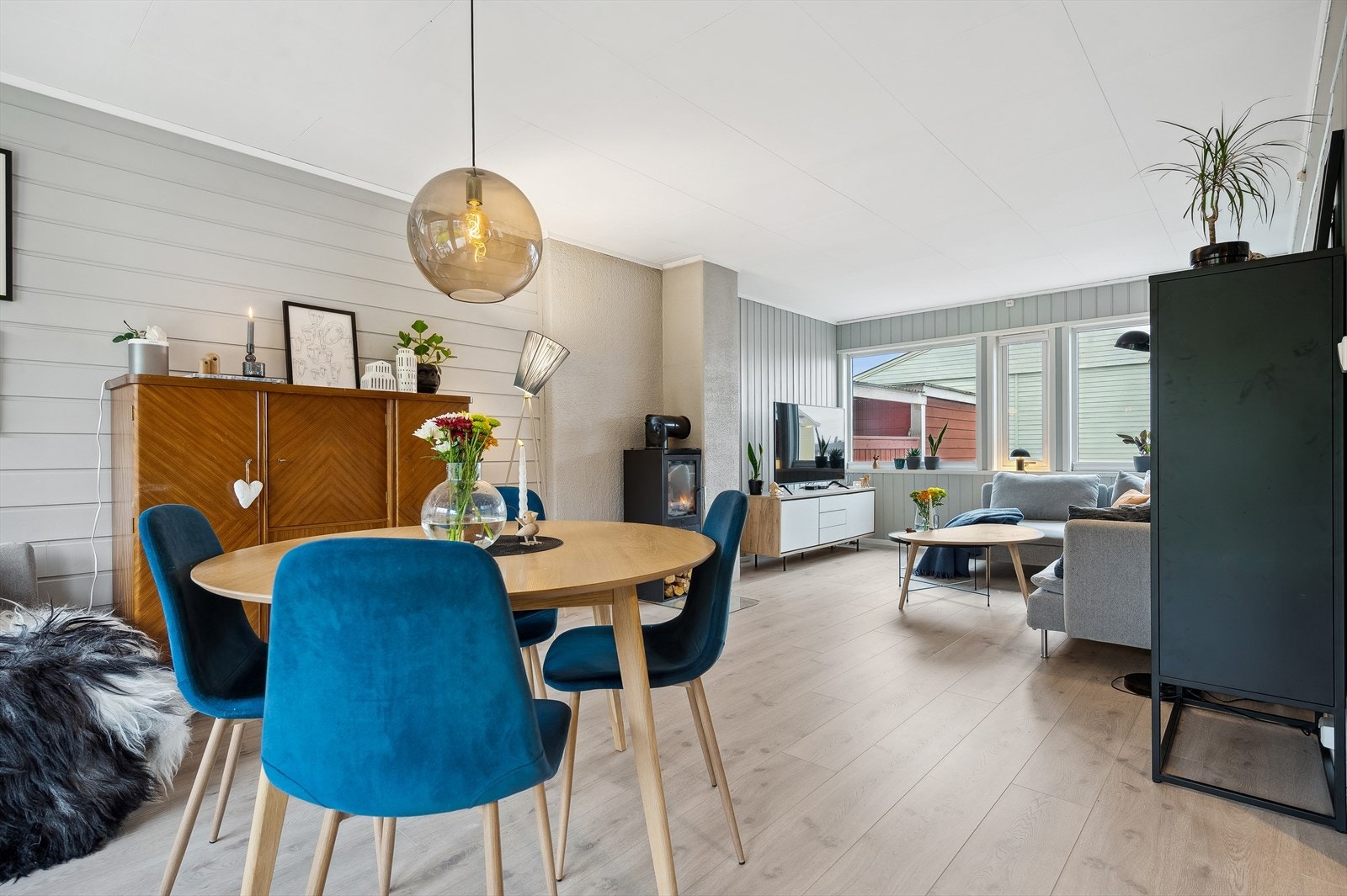 Det er montert vedovn i stuen som sørger for lun varme på kalde dager. Galleribilde