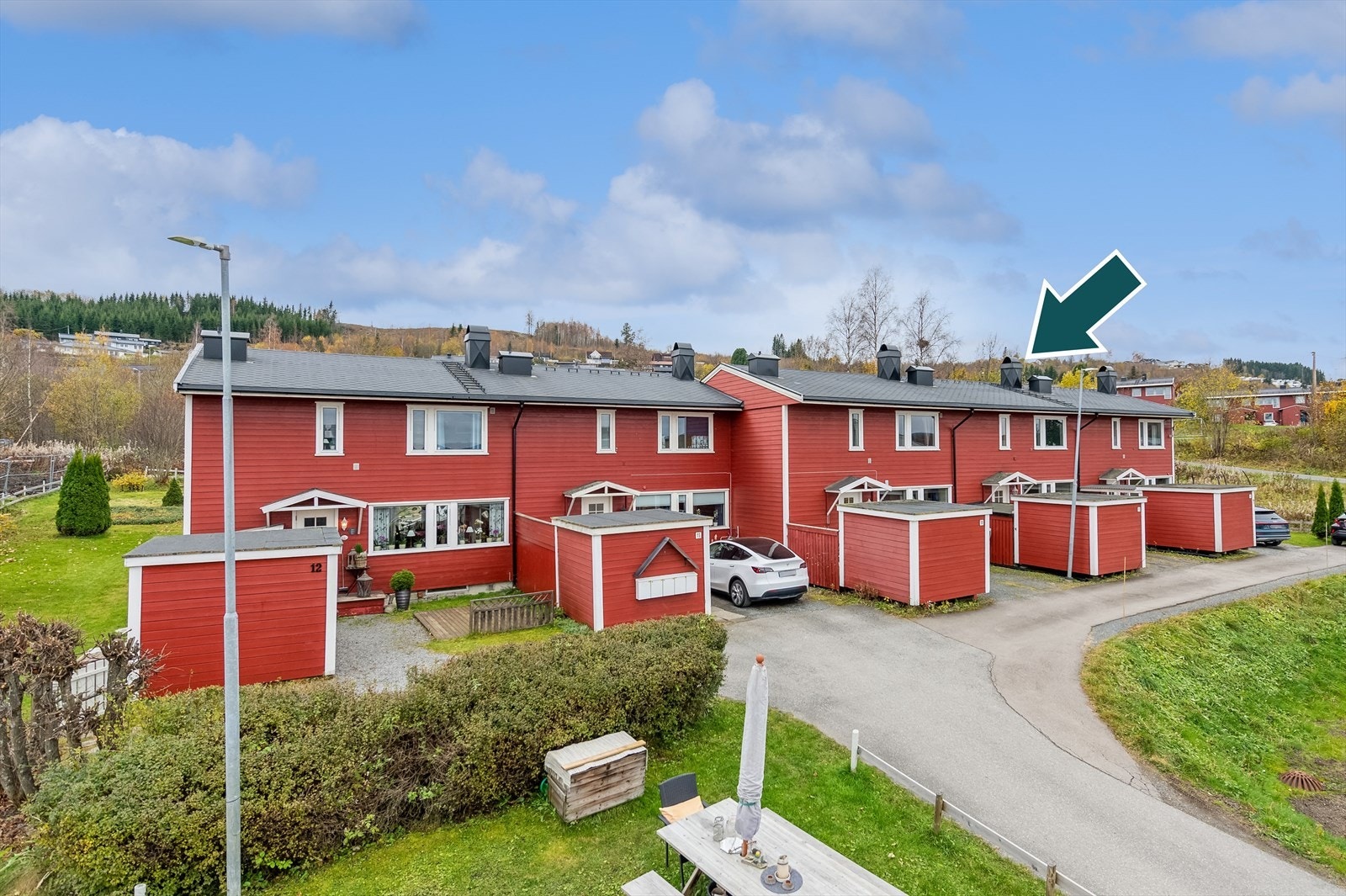 Biloppstillingsplass utenfor boligen, i tillegg til egen garasjeplass Galleribilde