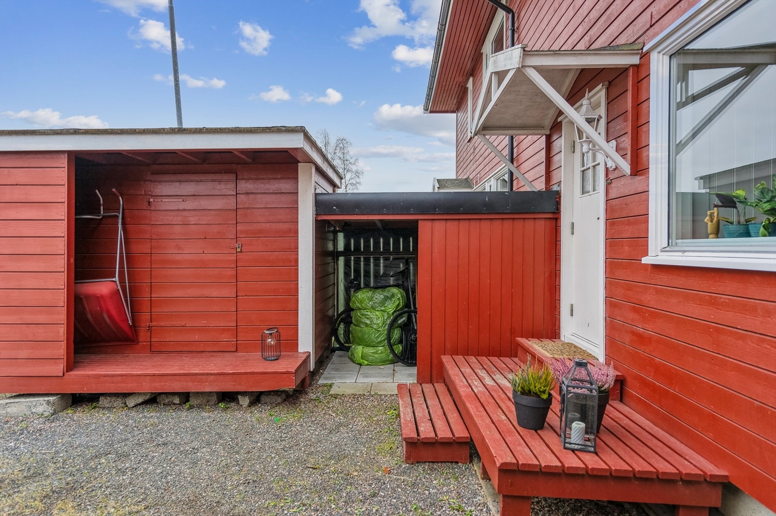Utenfor inngangspartiet er det bod, samt skjul til sykkel m.m. Galleribilde