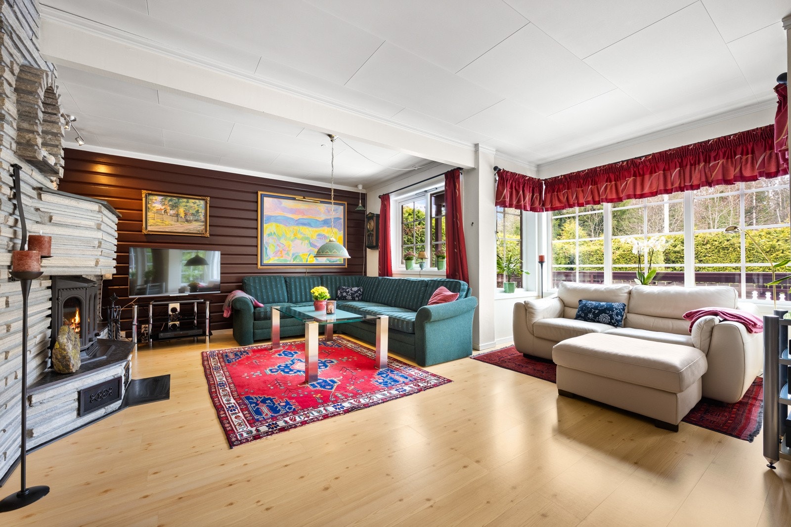 Stuen har stor og fine vinduer som gir godt med lys Galleribilde