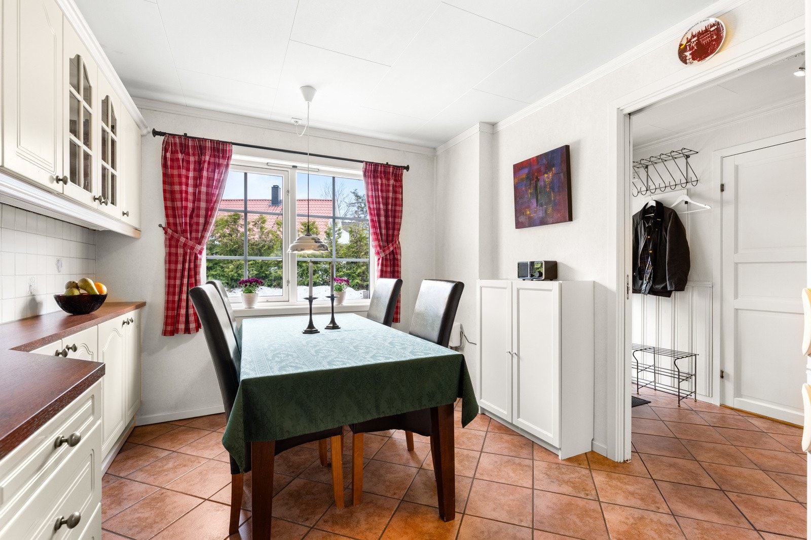 Romslig med plass for et spisebord ved store vinduer som gir natulig lys Galleribilde