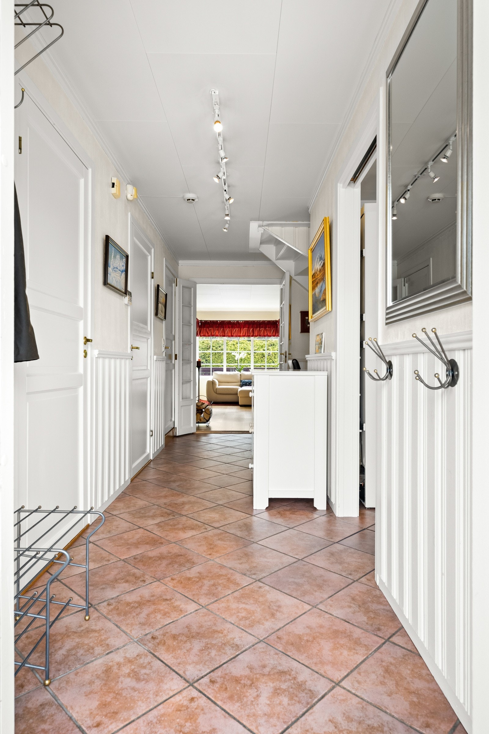 Inbydende entré med flislagt gulv Galleribilde