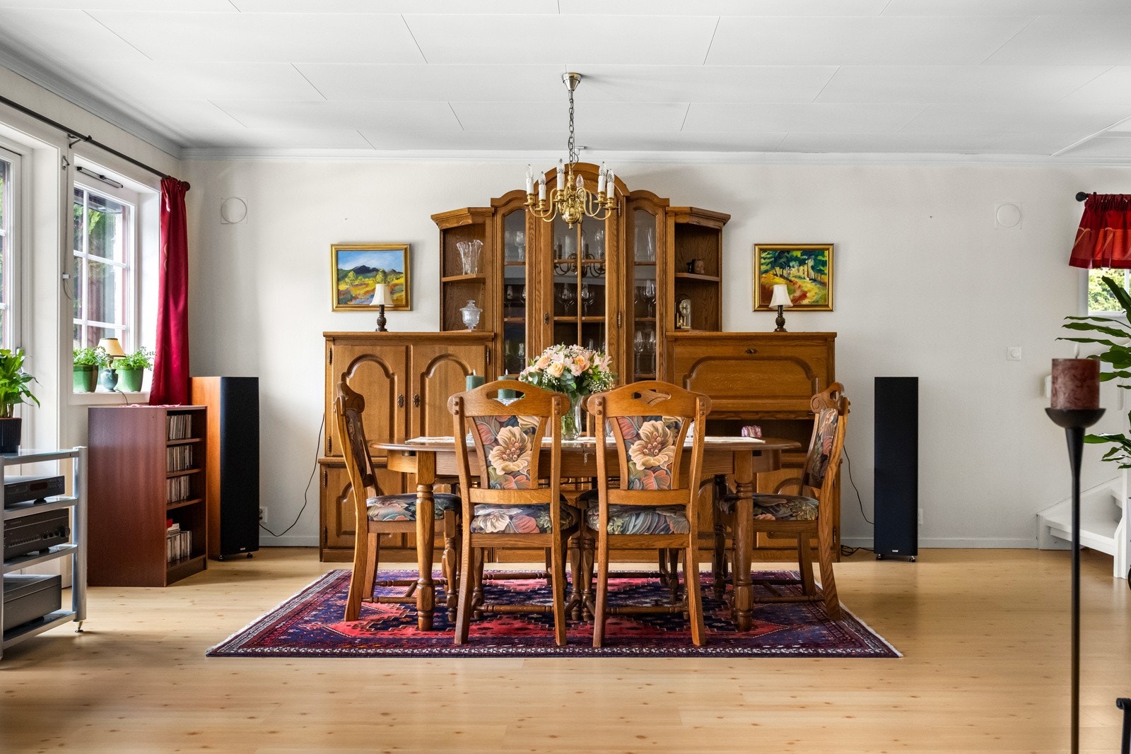 Fra stuen er det tilgang til både terrassen og hagen Galleribilde