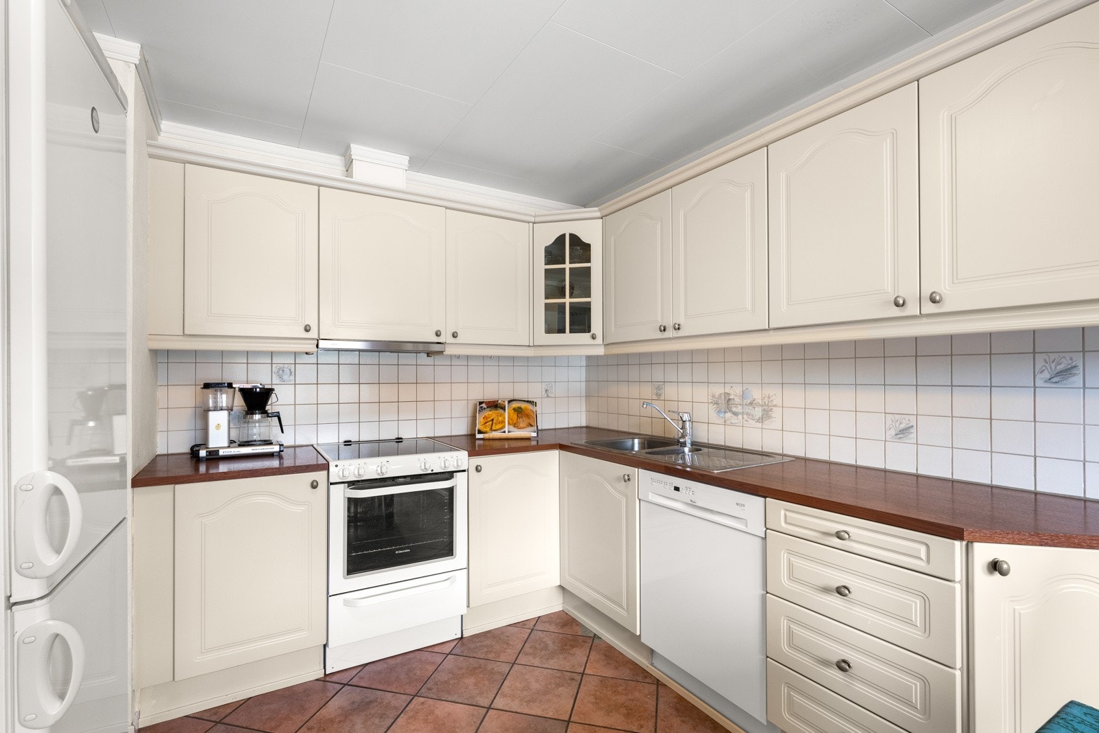 Fliser som pryder veggen mellom benkeplaten og overskapene Galleribilde