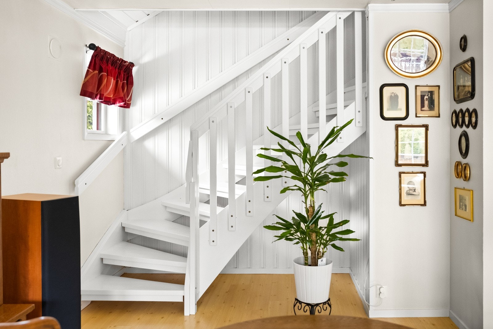 Trapp som fører til 2. etasje Galleribilde