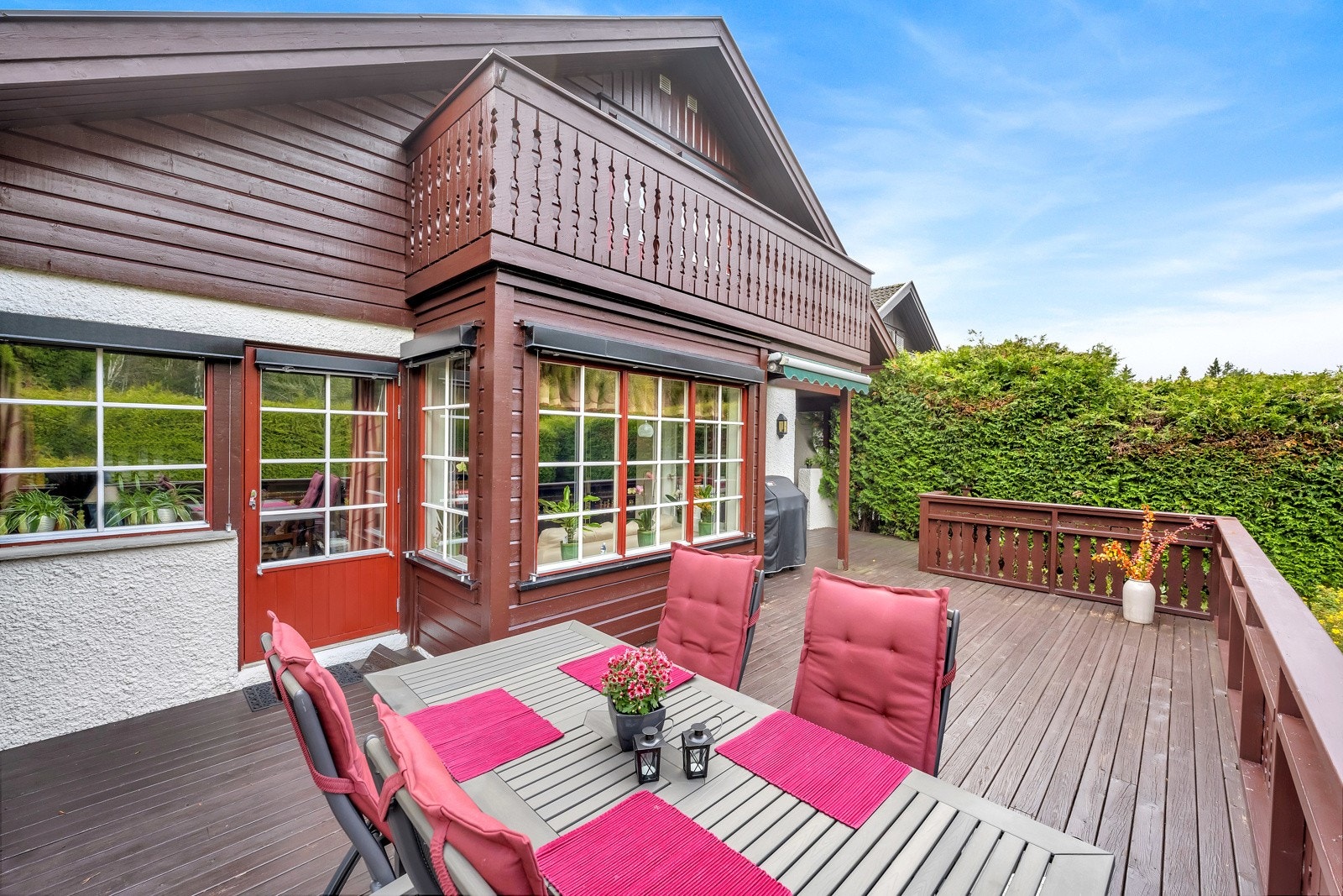 Alle vinduene i boligen har utvendige markiser Galleribilde