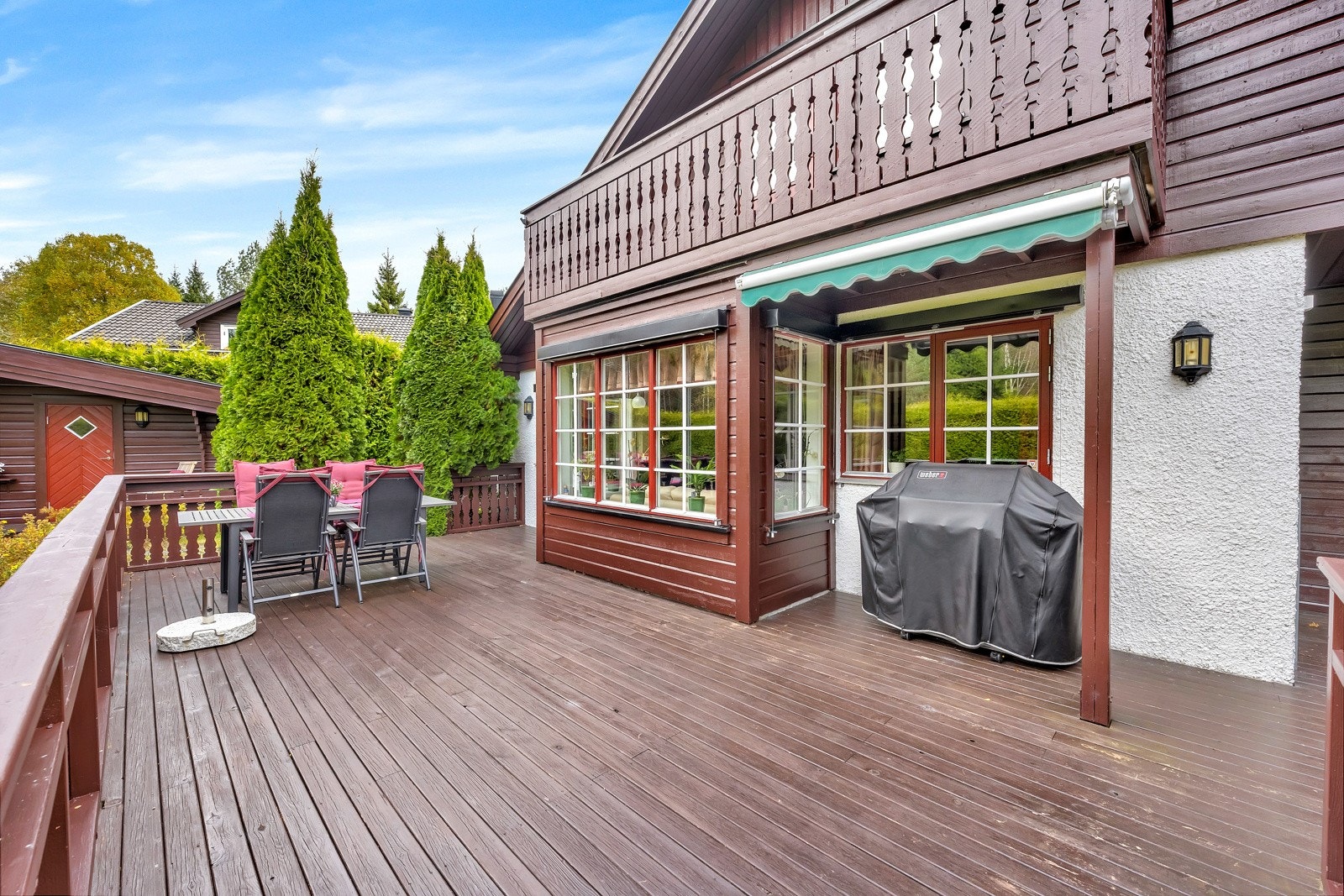 Fra stuen i 1. etasje har du direkte utgang til en flott terrasse Galleribilde