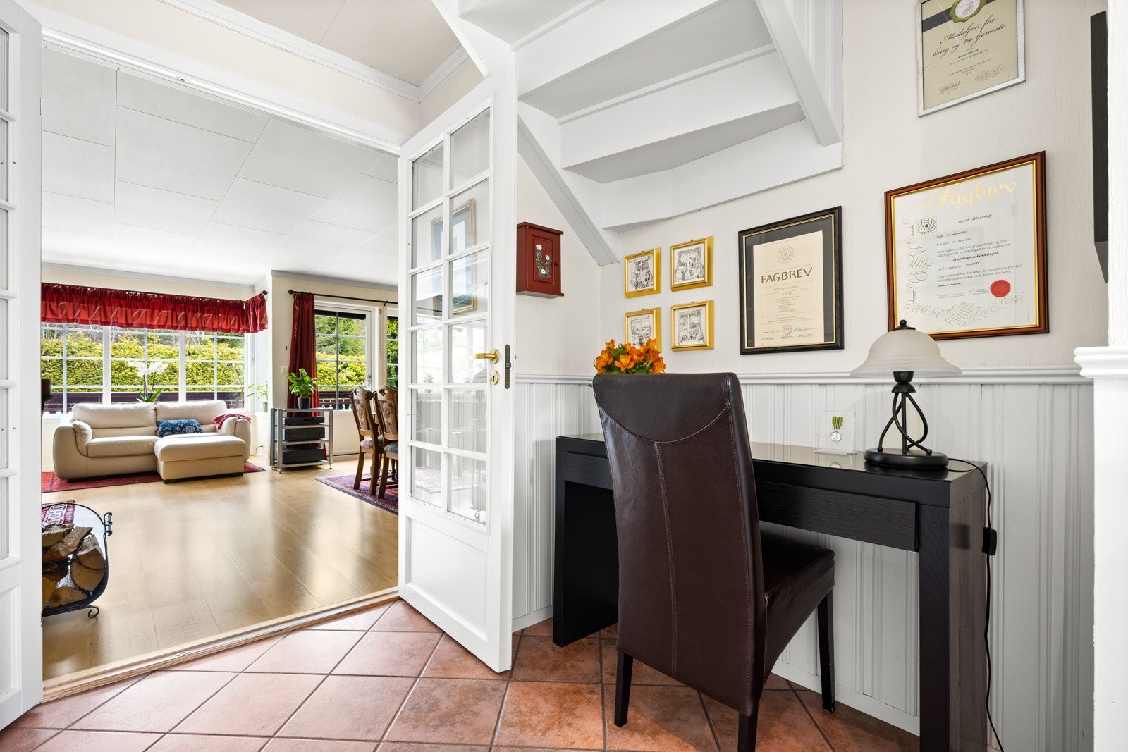 Fra entrén har du adkosmt til stuen Galleribilde