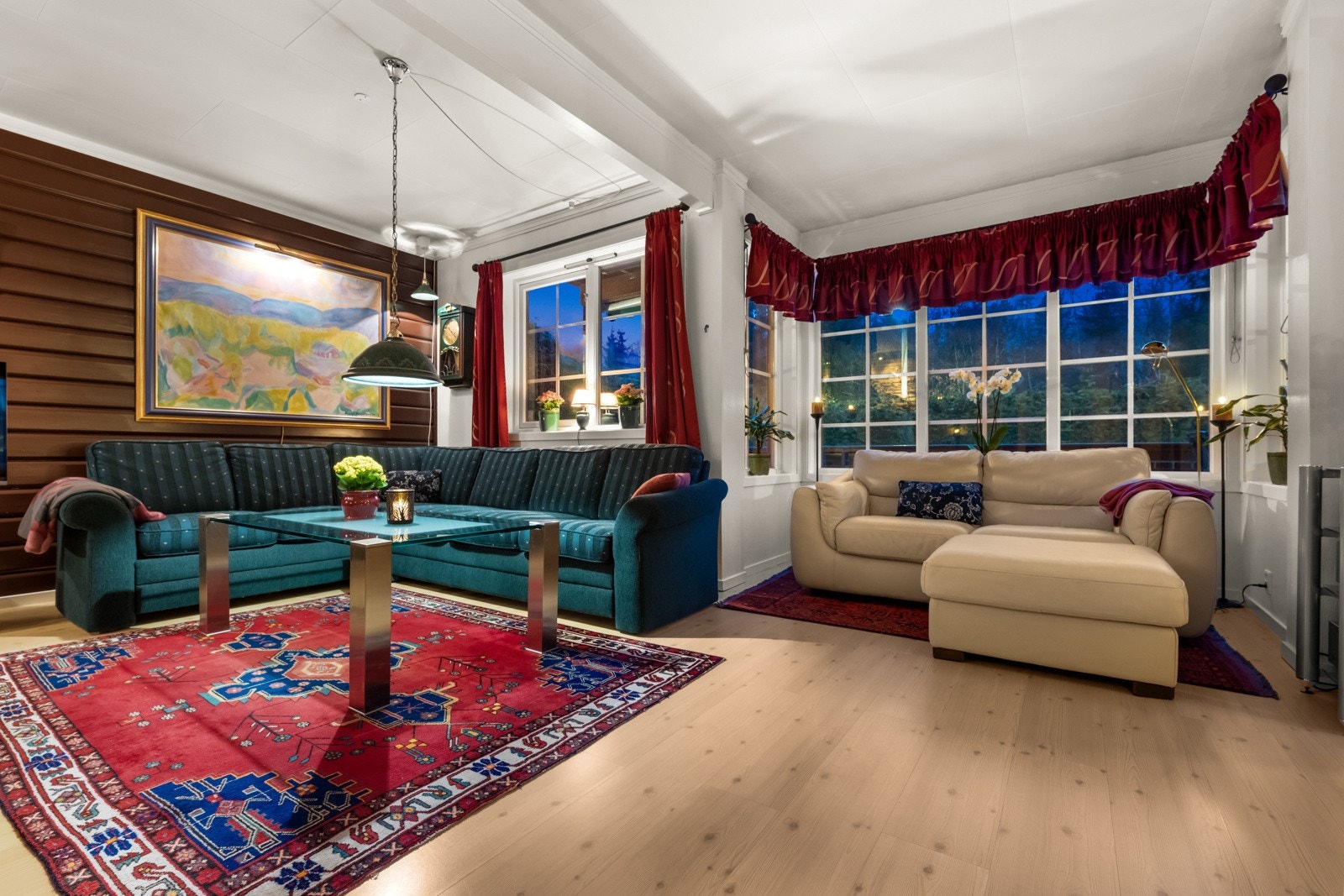 Laminat preger gulvflatene, mens veggene prydes av malt tapet Galleribilde