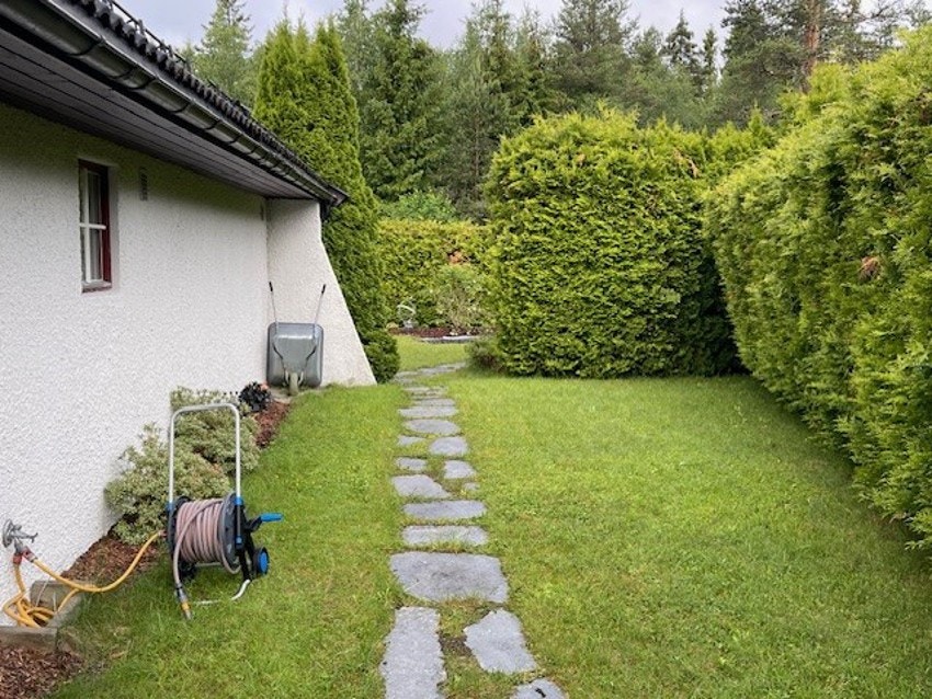 En pent lagt sti av skiferstein fører til bakgården Galleribilde