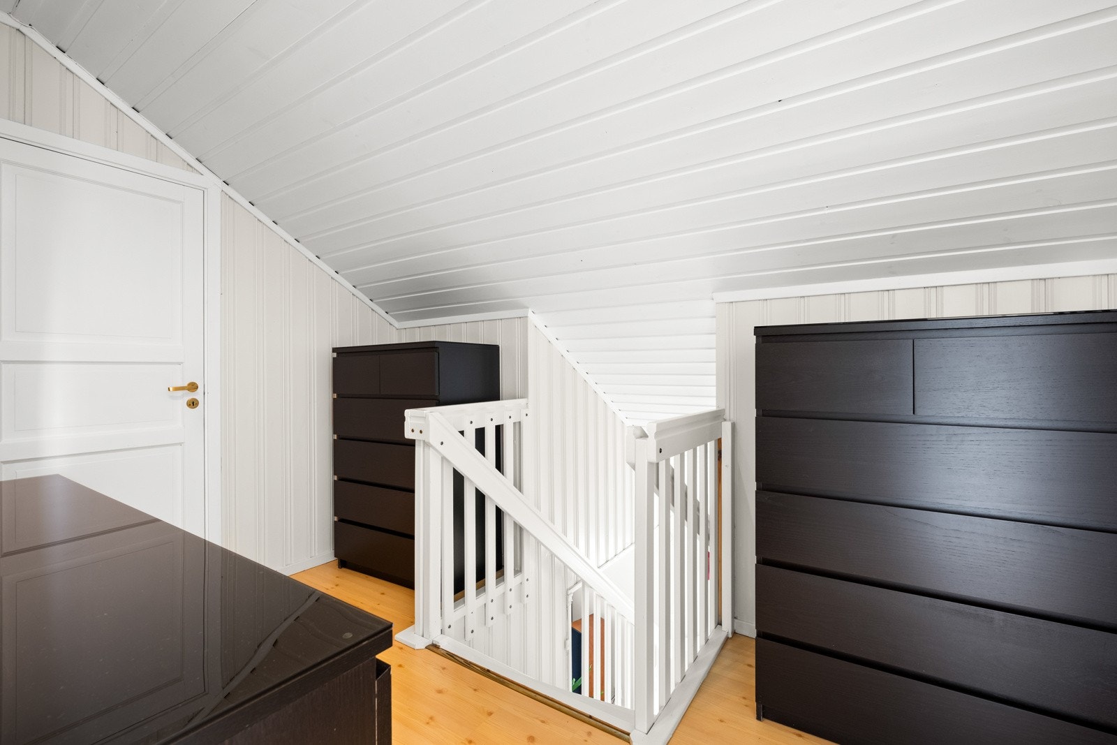 Trappen fra stuen fører opp til gangen i 2. etasje Galleribilde