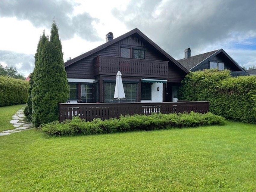 Terrasse på baksiden og en balkong i andre etasje. Galleribilde