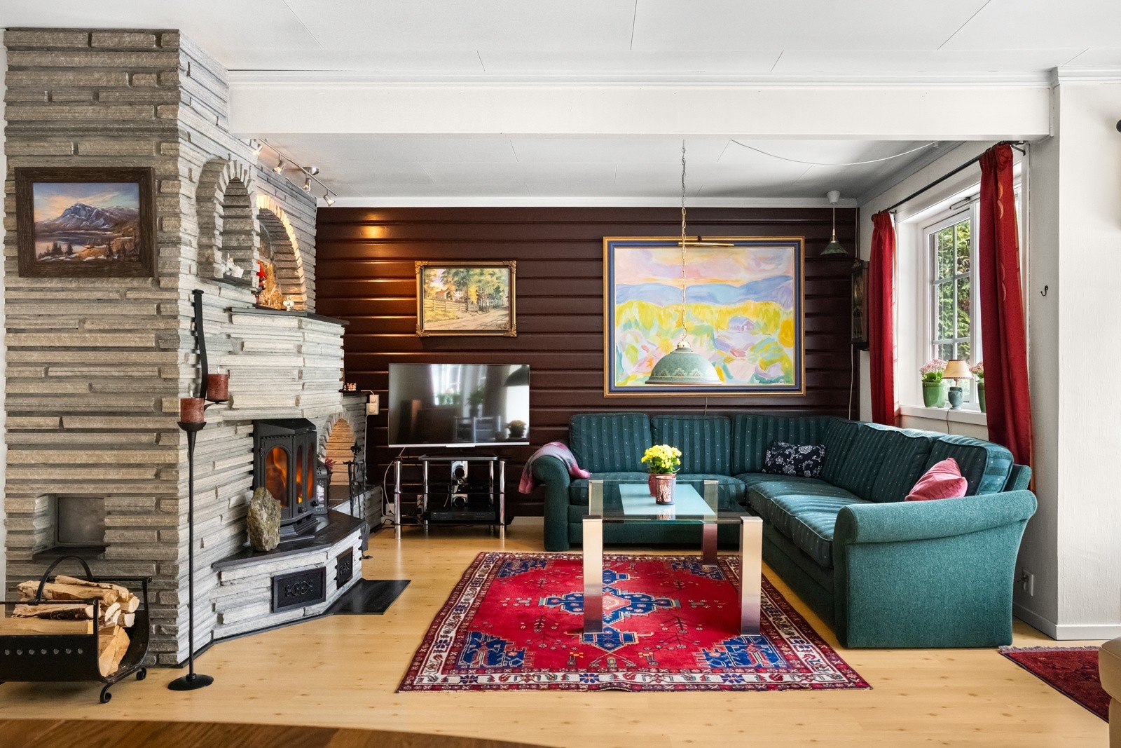 Stuen har også en koselig peis som tilfører varme og atmosfære Galleribilde