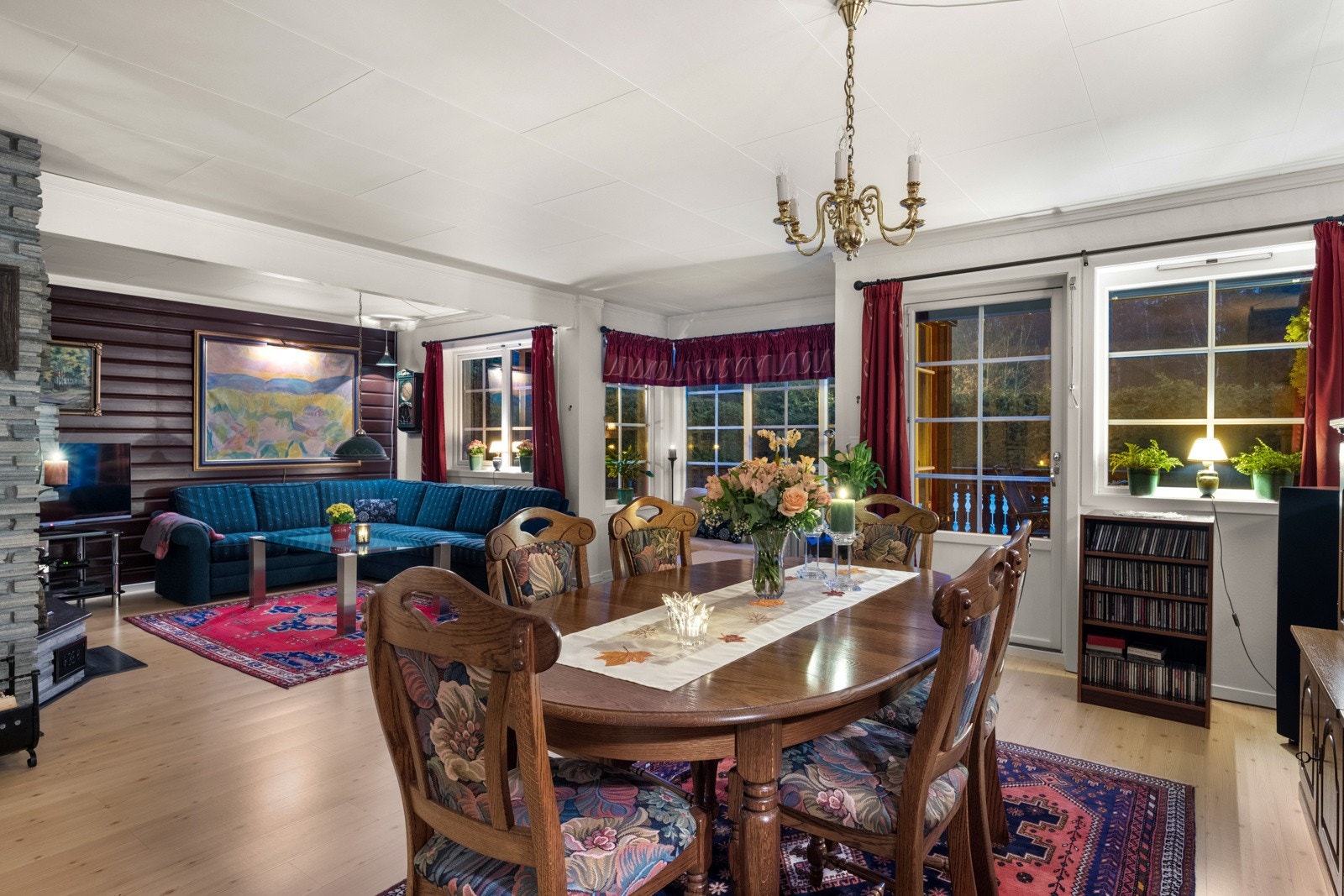 Det er en hyggelig atmosfære rundt spisebordet om kveldene Galleribilde