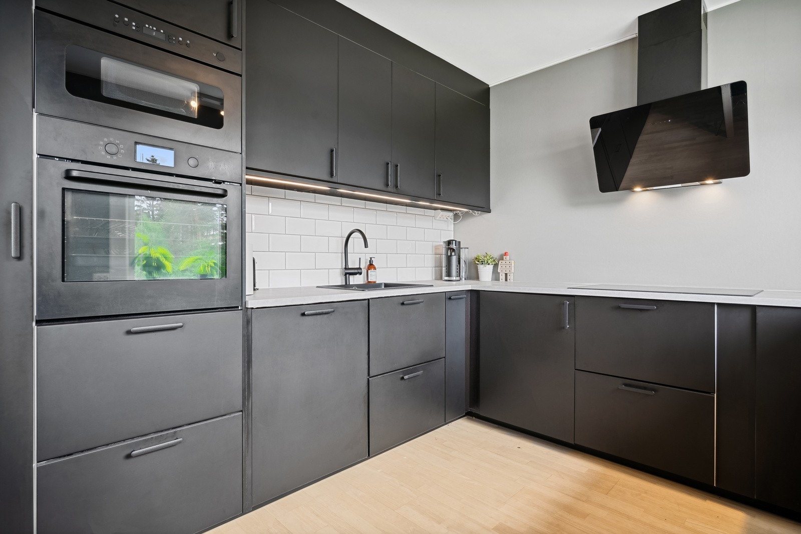 Kjøkken med god skap- og benkeplass. Integrerte hvitevarer Galleribilde