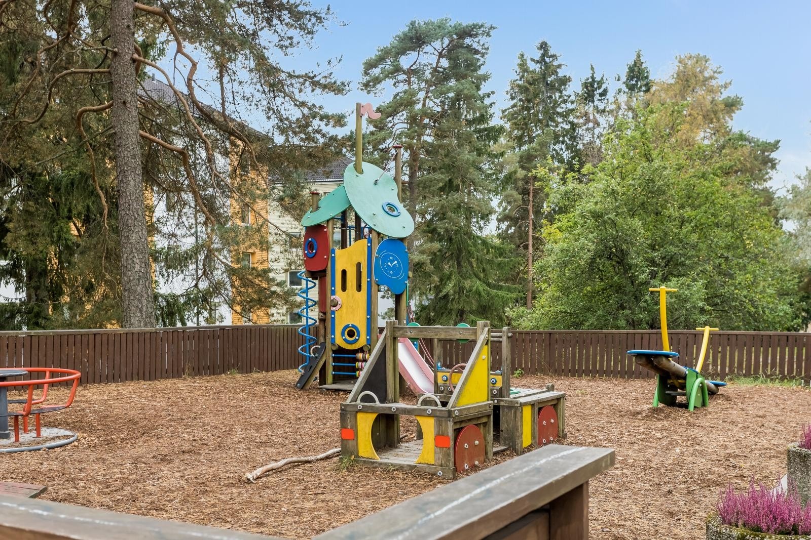 Lekeplass på borettslagets eiendom Galleribilde