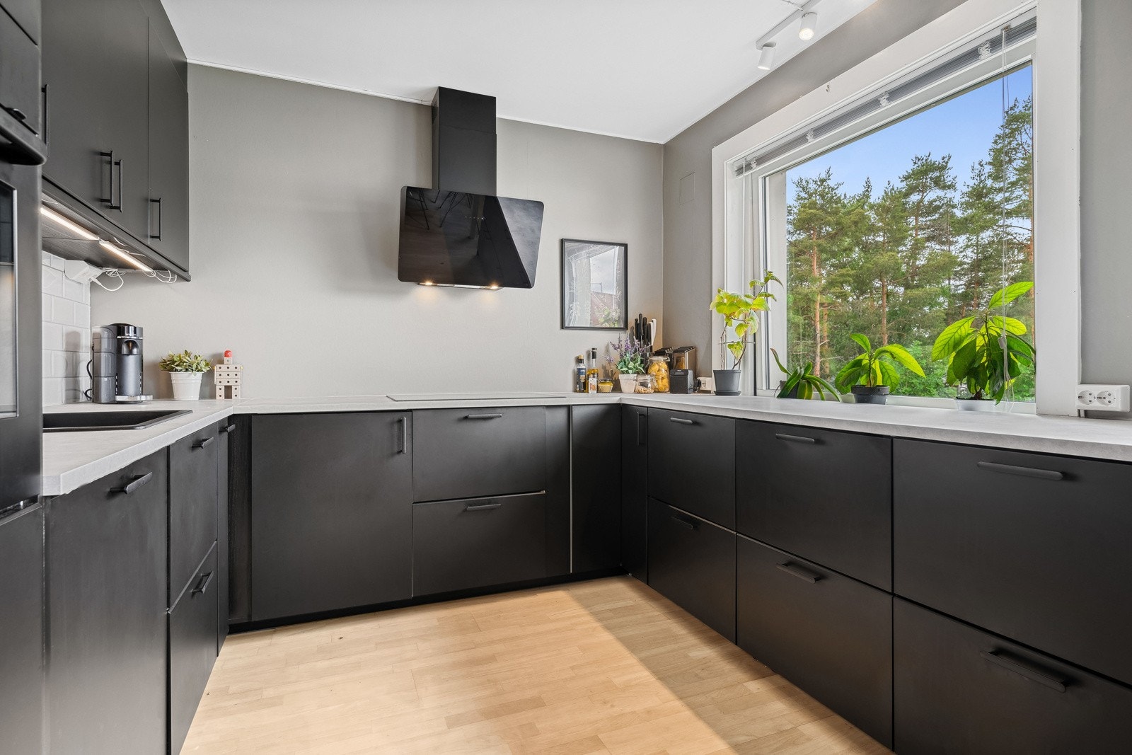 Kjøkken - lekkert og stilrent Galleribilde