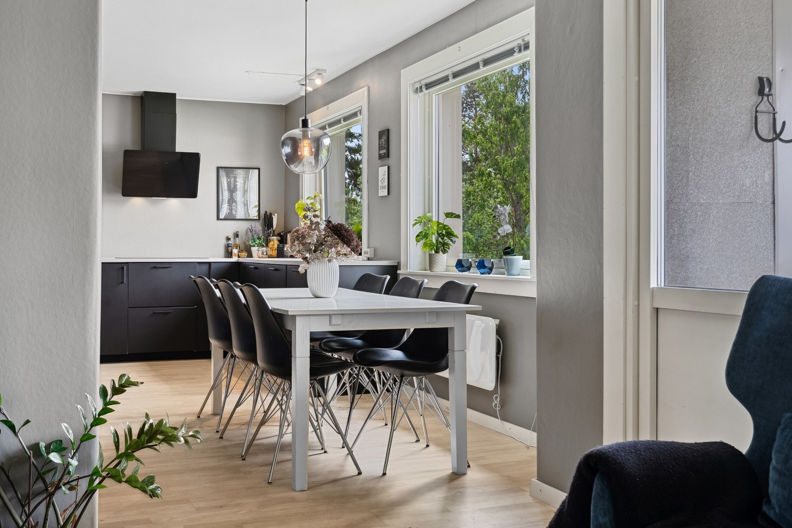 Kjøkken med plass for hele familien Galleribilde