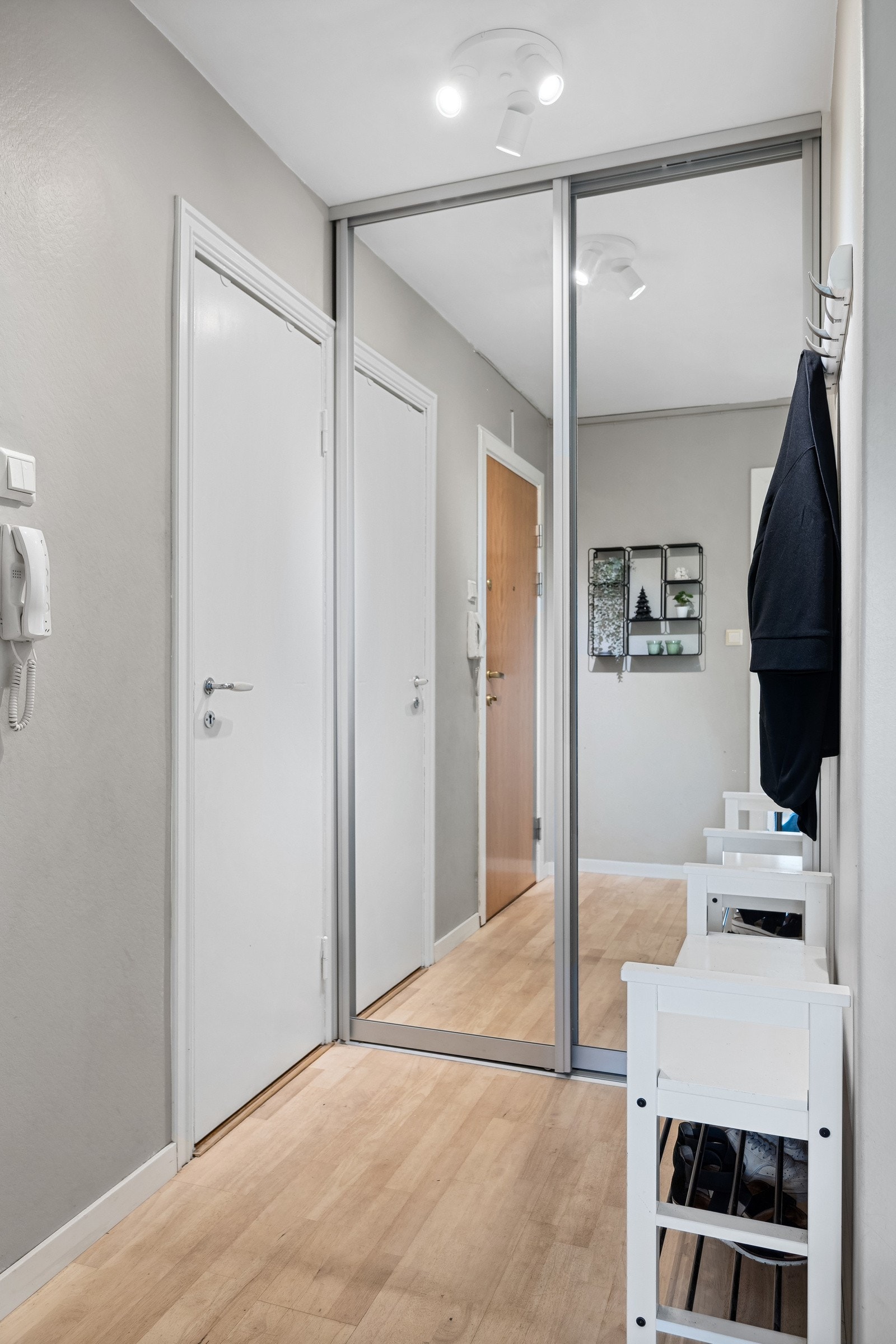 En god og praktisk gang med skyvedørsgarderobe Galleribilde