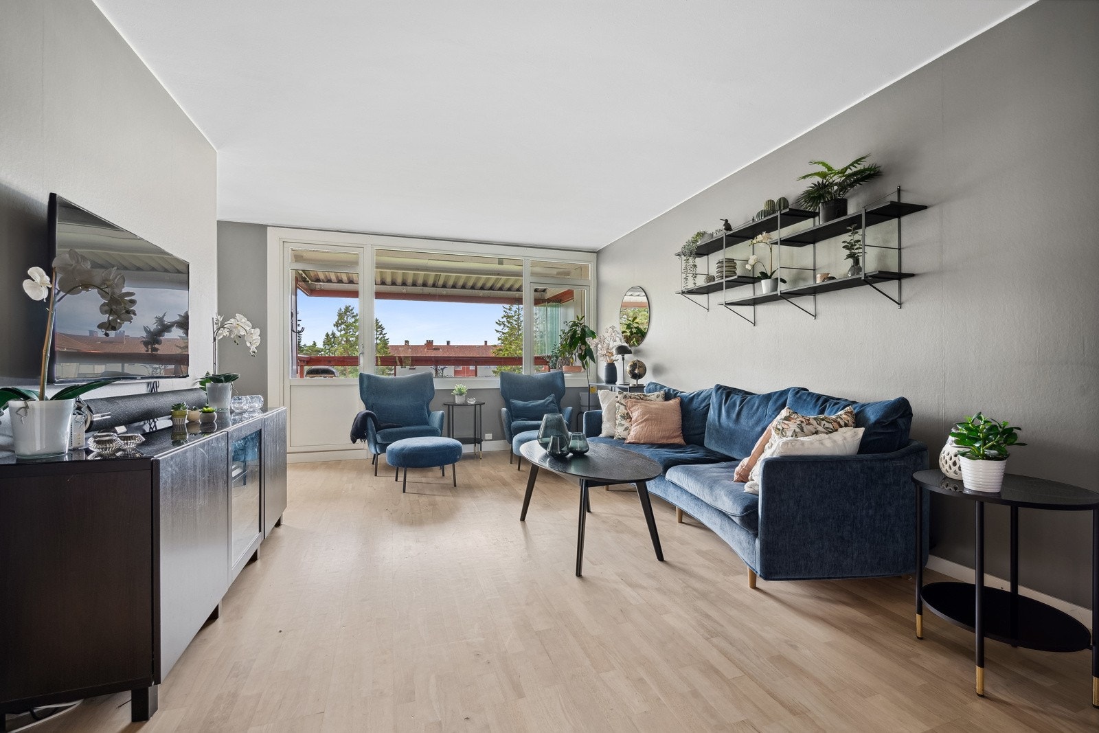 Meget lys og romslig stue. Nye vinduer og balkongdør i leiligheten fra 2016/17 Galleribilde