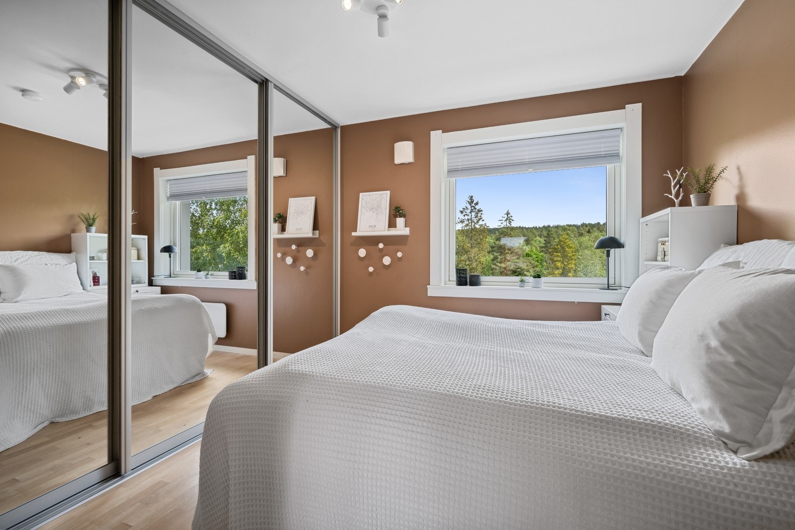 Soverom I - hovedsoverom med stor skyvedørsgarderobe Galleribilde